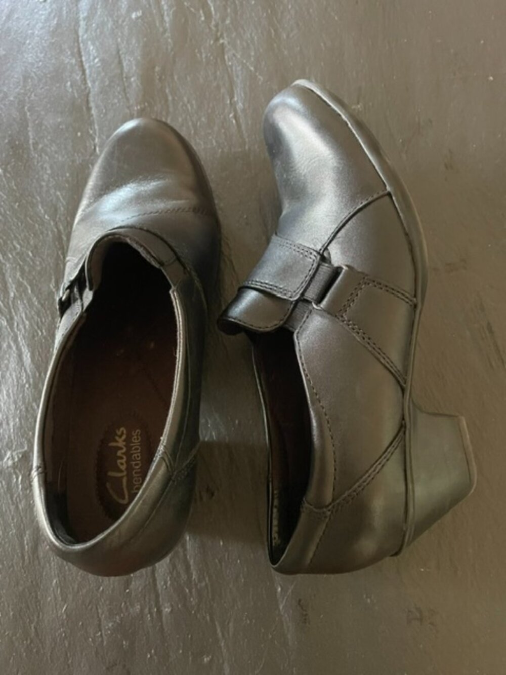Women's Clarks - Black - Size 8M - Slip on black leather loafer